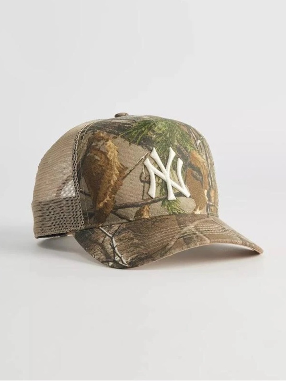 NWT Urban Outfitters ’47 Brand MLB New York Yankees Camo Hitch Trucker Hat